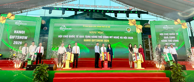 C&aacute;c đại biểu thực hiện nghi thức khai mạc sự kiện.