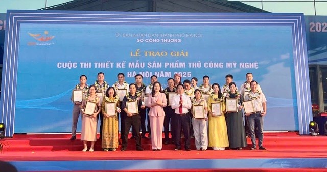Trao giải cho c&aacute;c nghệ nghệ c&oacute; sản phẩm đạt giải Nh&igrave; &nbsp;