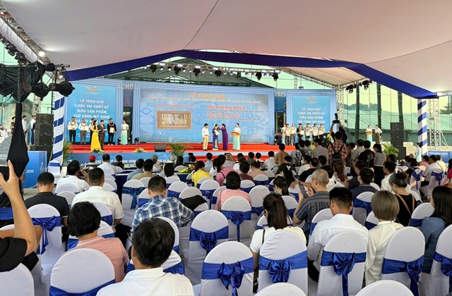 Quang cảnh buổi lễ trao giải Cuộc thi Thiết kế Mẫu sản phẩm Thủ c&ocirc;ng mỹ nghệ H&agrave; Nội 2025 &nbsp;