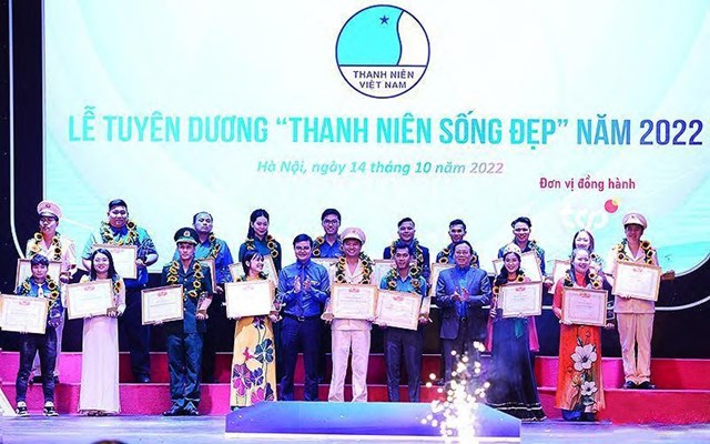 Trao Giải thưởng “Thanh ni&#234;n sống đẹp” v&#224; Giải thưởng “15 th&#225;ng 10” - Ảnh 1