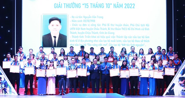 Trao Giải thưởng “Thanh ni&#234;n sống đẹp” v&#224; Giải thưởng “15 th&#225;ng 10” - Ảnh 2