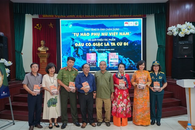 Th&acirc;n nh&acirc;n gia đ&igrave;nh t&aacute;c giả L&ecirc; Văn Dỵ Tặng s&aacute;ch tượng trựng &nbsp;