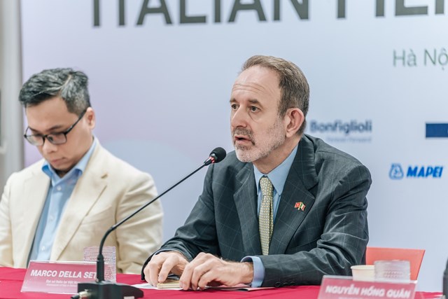 Đại sứ Italy tại Việt Nam Marco Della Seta ph&aacute;t biểu tại họp b&aacute;o &nbsp;