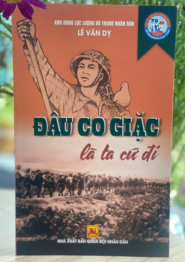 Cuốn s&aacute;ch "Đ&acirc;u c&oacute; giặc l&agrave; ta cứ đi" của Anh h&ugrave;ng LLVTND L&ecirc; Văn Dỵ &nbsp;