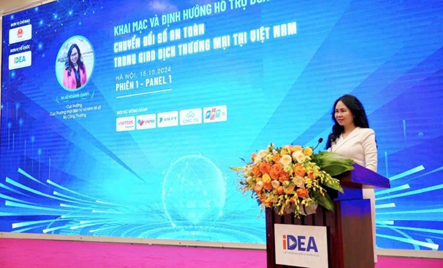 Bà Lê Hoàng Oanh - Cục trưởng Cục Thương mại điện tử và Kinh tế số, Bộ Công Thương phát biểu khai mạc diễn đàn 