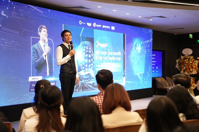 &Ocirc;ng Nguyễn Tiến Nam - Chủ tịch Tập đo&agrave;n SunUni Global, CEO C&ocirc;ng ty CP Anh ngữ Quốc tế SunUni Academy chia sẻ tham luận tại tọa đ&agrave;m&nbsp;