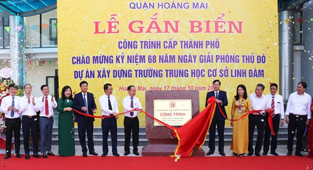 Lễ gắn biển c&ocirc;ng tr&igrave;nh cấp th&agrave;nh phố ch&agrave;o mừng 68 năm Ng&agrave;y Giải ph&oacute;ng Thủ đ&ocirc; tại Trường THCS Linh Đ&agrave;m