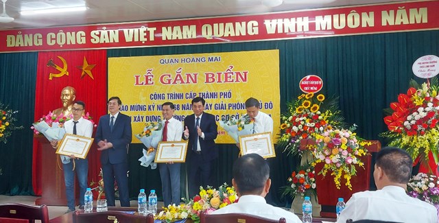 &nbsp;L&atilde;nh đạo quận Ho&agrave;ng Mai trao Bằng khen của Chủ tịch UBND th&agrave;nh phố cho tập thể, c&aacute; nh&acirc;n c&oacute; th&agrave;nh t&iacute;ch trong c&ocirc;ng t&aacute;c triển khai x&acirc;y dựng c&ocirc;ng tr&igrave;nh Trường THCS Linh Đ&agrave;m