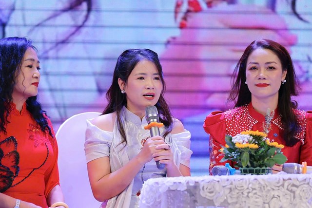 NTK Ho&agrave;ng Ly (giữa) chia sẻ tại buổi kỷ niệm 30 năm gắn b&oacute; với &aacute;o d&agrave;i d&acirc;n tộc Việt Nam &nbsp;