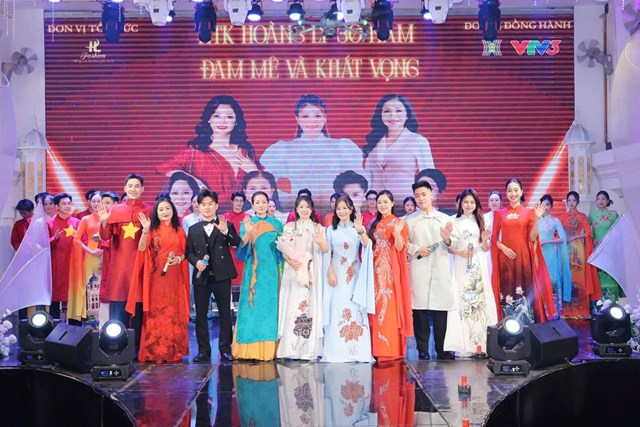 Kh&ocirc;ng gian tr&igrave;nh diễn lộng lẫy của show thời trang &ldquo;30 năm đam m&ecirc; v&agrave; kh&aacute;t vọng&rdquo; do NTK Ho&agrave;ng Ly thực hiện