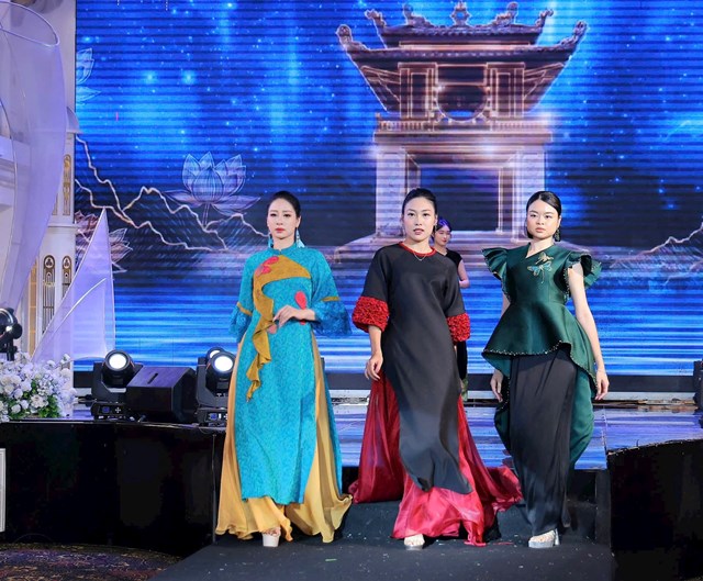 Người mẫu tr&igrave;nh diễn BST &aacute;o d&agrave;i truyền thống của NTK Ho&agrave;ng Ly &nbsp;
