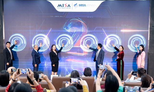 C&aacute;c đại biểu tham gia lễ bấm n&uacute;t trao tặng phần mềm cho hộ kinh doanh &nbsp;