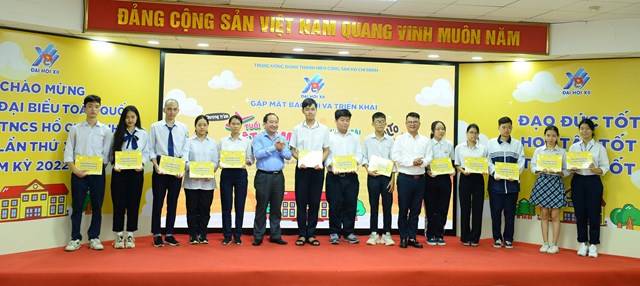 Trao tặng học bổng cho c&aacute;c em học sinh vươn l&ecirc;n trong học tập