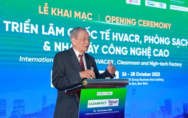 Chủ tịch VISRAE Tạ Quang Ngọc ph&aacute;t biểu khai mạc triển l&atilde;m &nbsp;