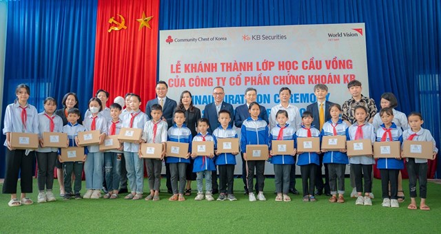 Ban l&atilde;nh đạo KBS tặng qu&agrave; cho học sinh trường Lạc Sỹ
