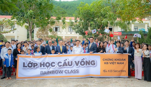 Ban l&atilde;nh đạo KBS chụp ảnh c&ugrave;ng hơn 400 em học sinh trường Lạc Sỹ