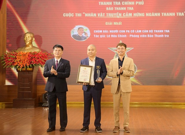 Lãnh đạo Thanh tra Chính phủ trao giải Nhất cho tác giả Lê Hữu Chính  