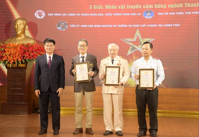 Phó Tổng thanh tra Chính phủ Lê Sỹ Bảy trao giải Nhân vật truyền cảm hứng ngành Thanh tra  