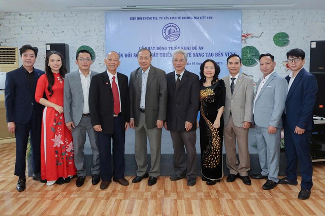 Tổ triển khai đề &aacute;n của hiệp hội chụp ảnh kỷ niệm tại lễ ph&aacute;t động &nbsp;