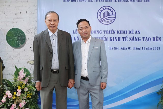 Ảnh chụp khởi động đề &aacute;n giữa Chủ tịch Hiệp hội Th&ocirc;ng tin tư vấn Kinh tế thương mại Việt Nam v&agrave; Tổ trưởng Tổ triển khai đề &aacute;n &nbsp;