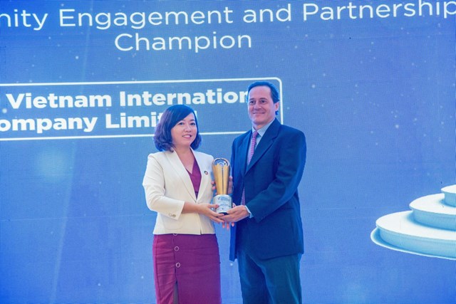 Đại diện Unilever nhận giải thưởng WEPs Awards &nbsp;