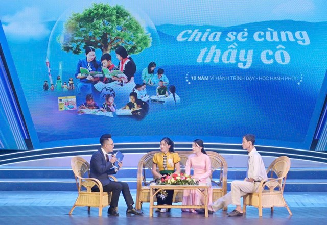 C&aacute;c đại biểu giao lưu tại Chương tr&igrave;nh &ldquo;Chia sẻ c&ugrave;ng thầy c&ocirc;&rdquo; năm 2024