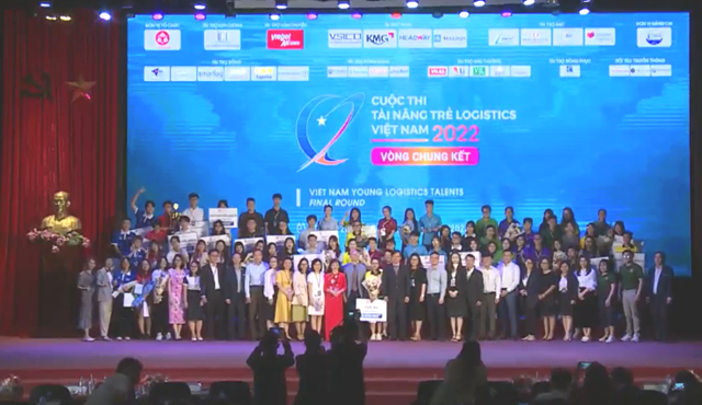 C&aacute;c đại biểu chụp ảnh lưu niệm với c&aacute;c đội thi tham dự chung kết Cuộc thi T&agrave;i năng trẻ Việt Nam 2022