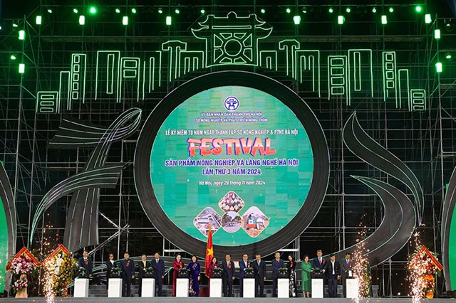 C&aacute;c đại biểu thực hiện nghi thức khai mạc Festival sản phẩm n&ocirc;ng nghiệp v&agrave; l&agrave;ng nghề H&agrave; Nội lần thứ 3 năm 2024&nbsp;