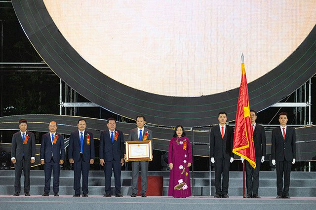 Thay mặt Đảng, Nh&agrave; nước, B&iacute; thư Th&agrave;nh ủy H&agrave; Nội B&ugrave;i Thị Minh Ho&agrave;i đ&atilde; trao tặng Hu&acirc;n chương Lao động hạng Nhất của Chủ tịch nước cho Sở N&ocirc;ng nghiệp v&agrave; Ph&aacute;t triển n&ocirc;ng th&ocirc;n H&agrave; Nội &nbsp;