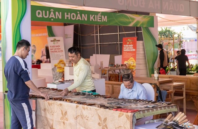 Kh&aacute;ch tham quan, mua sắm tại gian h&agrave;ng &nbsp;