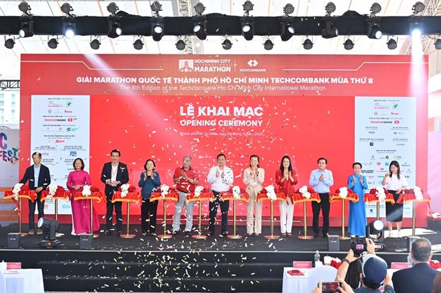 Cắt băng khai mạc Giải Marathon Quốc tế TP HCM Techcombank m&ugrave;a 8