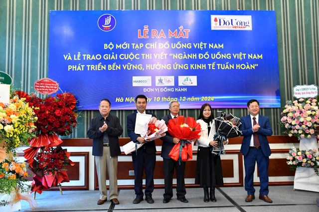 &Ocirc;ng Lương Xu&acirc;n Dũng - Ch&aacute;nh Văn ph&ograve;ng Hiệp hội Bia - Rượu - Nước giải khát Việt Nam (VBA) trao giải cho c&aacute;c t&aacute;c giả c&oacute; t&aacute;c phẩm đoạt giải &nbsp;