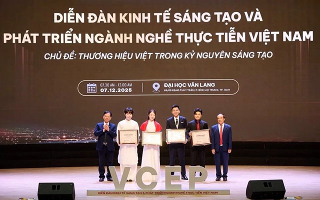 Đại sứ, TS. Ng&ocirc; Quang Xu&acirc;n v&agrave; TS. Thang Văn Ph&uacute;c trao chứng nhận cho c&aacute;c nghệ sĩ &nbsp;