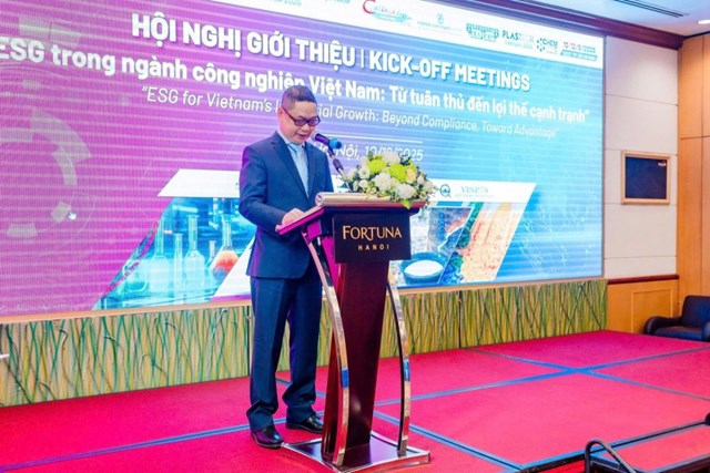 &Ocirc;ng Nguyễn B&aacute; Vinh, Gi&aacute;m đốc C&ocirc;ng ty Triển l&atilde;m Minh Vi (VEAS), Đại diện Ban Tổ chức triển l&atilde;m ph&aacute;i biểu tại hội nghị &nbsp;