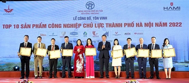 Trao danh hiệu Top 10 sản phẩm c&ocirc;ng nghiệp chủ lực th&agrave;nh phố H&agrave; Nội 2022