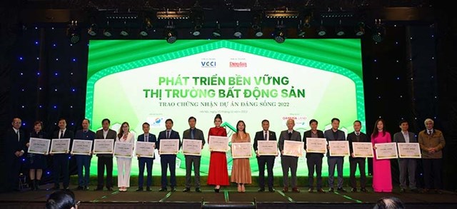 Ban tổ chức chương tr&igrave;nh trao chứng nhận cho c&aacute;c nh&agrave; ph&aacute;t triển dự &aacute;n đ&aacute;ng sống ti&ecirc;u biểu 2022