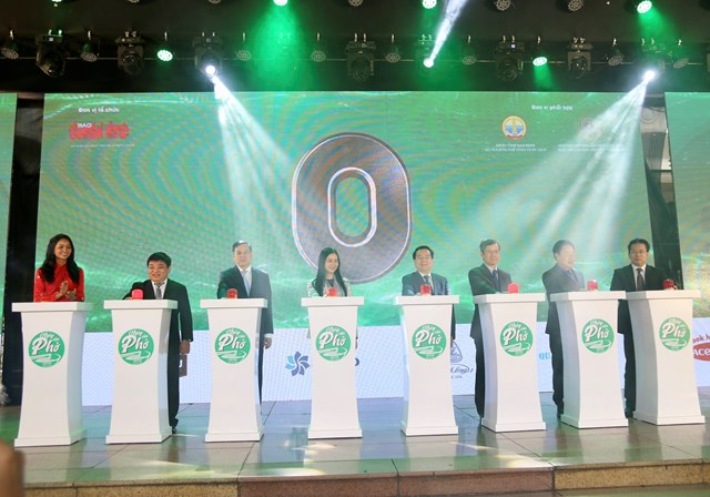 Đại biểu nhấn n&uacute;t khai mạc Ng&agrave;y của Phở 2022 &nbsp;