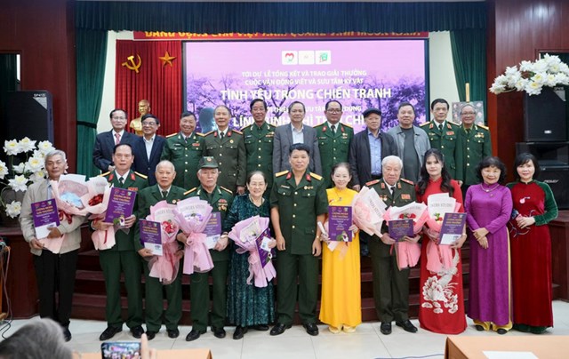 Ban tổ chức trao giải cho c&aacute;c t&aacute;c giả c&oacute; t&aacute;c phẩm xuất sắc &nbsp;