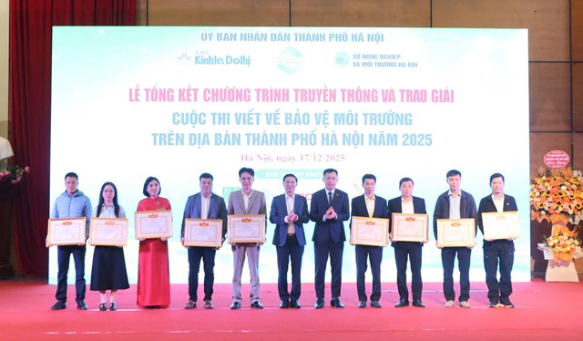 Ban Tổ chức cuộc thi trao Giấy khen cho c&aacute;c tập thể, c&aacute; nh&acirc;n c&oacute; th&agrave;nh t&iacute;ch xuất sắc trong tổ chức cuộc thi