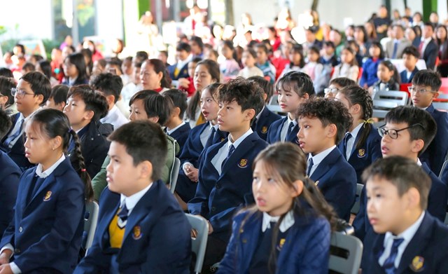 Gần 150 th&iacute; sinh đoạt giải v&agrave; c&aacute;c học sinh trường HWS (Hanoi Westminster School) tham dự Lễ trao giải