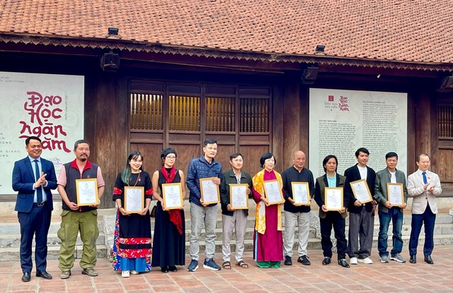 Trao chứng nhận cho c&aacute;c nghệ sĩ tham gia triển l&atilde;m