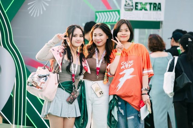 C&aacute;c bạn trẻ h&agrave;o hứng check-in tại Đ&ecirc;m Hội trải nghiệm Extra Special Night Hạ Long &nbsp;