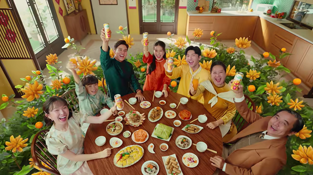 Khoảnh khắc sum vầy trong loạt TVC Tết 2026 của các thương hiệu đồ uống - Ảnh 4