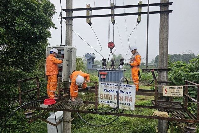 C&aacute;n bộ c&ocirc;ng nh&acirc;n Điện lực Chi&ecirc;m H&oacute;a (PC Tuy&ecirc;n Quang) kiểm tra trạm biến &aacute;p Bơm Hải H&agrave;