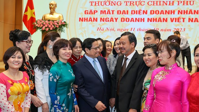 Thủ tướng Phạm Minh Ch&iacute;nh tr&ograve; chuyện với c&aacute;c đại biểu tại buổi gặp mặt của Thường trực Ch&iacute;nh phủ với đại diện doanh nh&acirc;n Việt Nam ng&agrave;y 13/10/2023 &nbsp;
