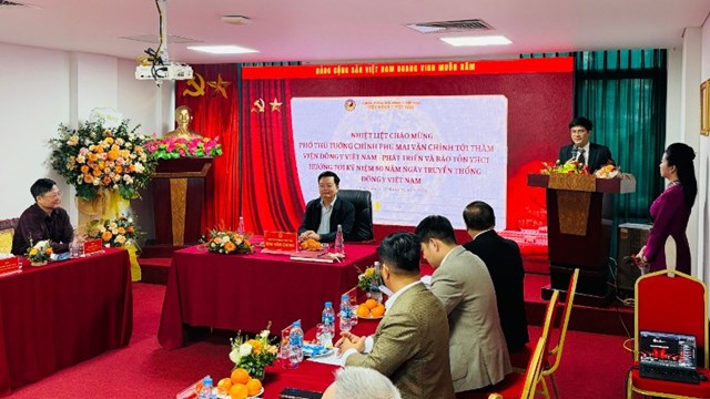 Ph&oacute; Thủ tướng Ch&iacute;nh phủ Mai Văn Ch&iacute;nh chủ tr&igrave; buổi l&agrave;m việc với Viện Đ&ocirc;ng y Việt Nam