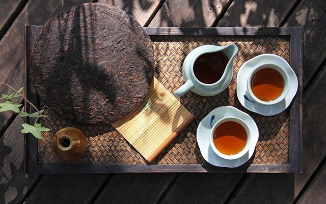 Trà ép bánh: Khi thời gian trở thành một phần của hương vị - Ảnh 1