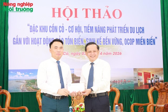 TS. Đ&agrave;o Xu&acirc;n Hưng, Tổng Bi&ecirc;n tập Tạp ch&iacute; N&ocirc;ng nghiệp v&agrave; M&ocirc;i trường trao tặng qu&agrave; cho ch&iacute;nh quyền địa phương Đặc khu Cồn Cỏ