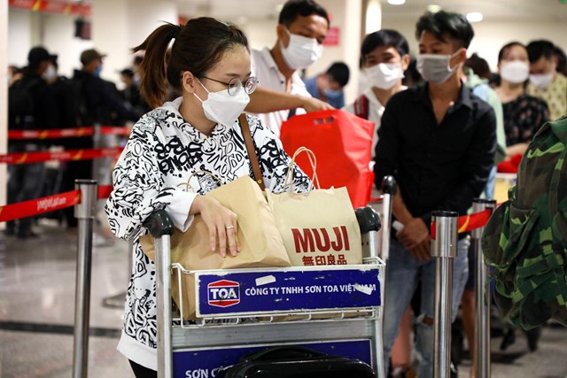 Bản tin Ti&#234;u d&#249;ng 8/4: Đặc sản ch&#249;a Hương v&#224;o m&#249;a, người d&#226;n “xếp h&#224;ng” canh mua - Ảnh 4