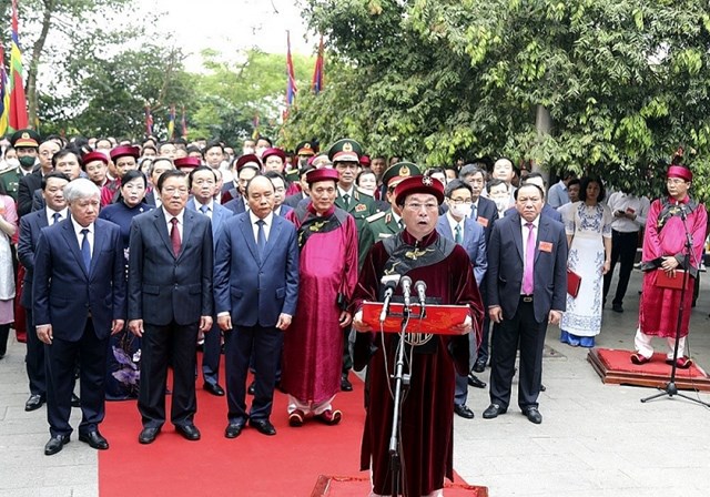 Chủ tịch nước Nguyễn Xu&acirc;n Ph&uacute;c c&ugrave;ng l&atilde;nh đạo Đảng, Nh&agrave; nước v&agrave; l&atilde;nh đạo tỉnh Ph&uacute; Thọ dự Lễ d&acirc;ng hương tưởng niệm c&aacute;c Vua H&ugrave;ng